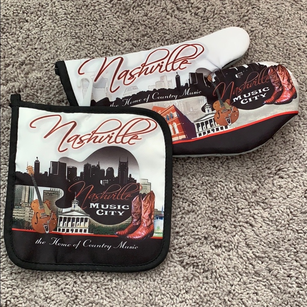 Nashville themed oven mitt and hotpad set